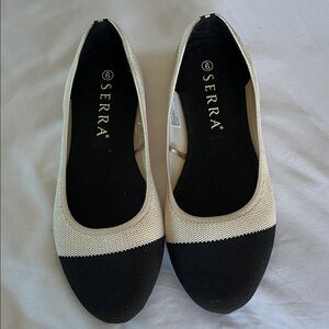 Serra woman’s ballet flats cream black round toe washable NEW without tags 9